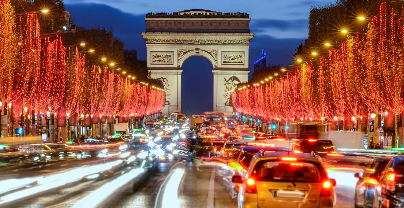 visiter-paris-a-noel-en-bus-un-itineraire-sensoriel-entre-parfums-d-hiver-et-eclairages-feeriques